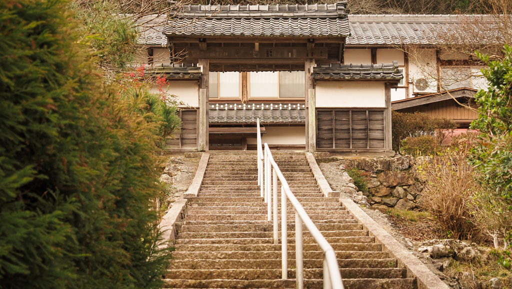 静寂へと伸びる石のライン