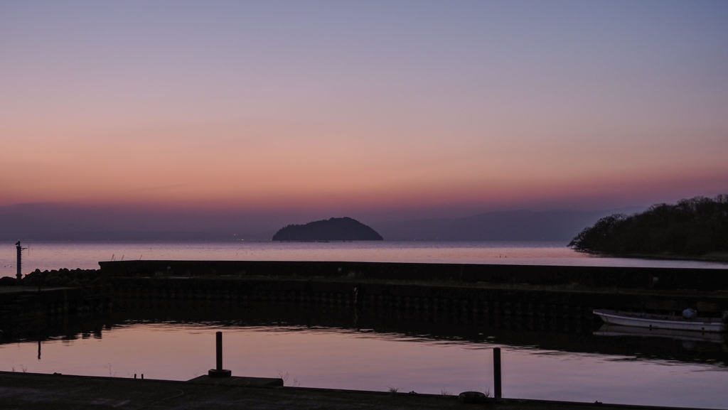 島影、日暮れの余韻