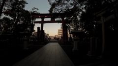 静かな社から眺める朝のまち