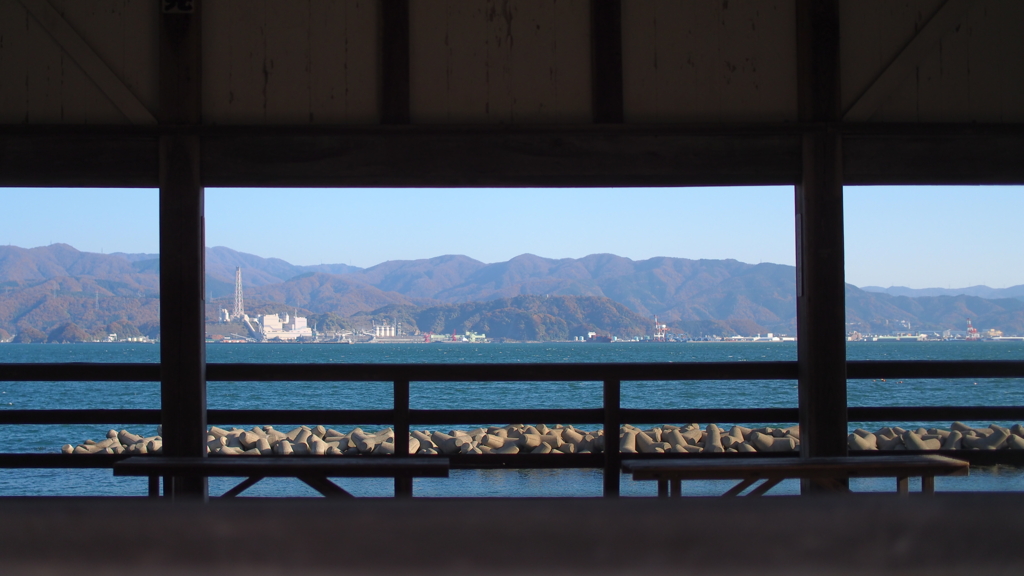 額縁の向こう、山と海