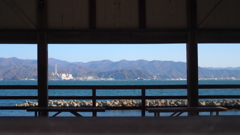 額縁の向こう、山と海