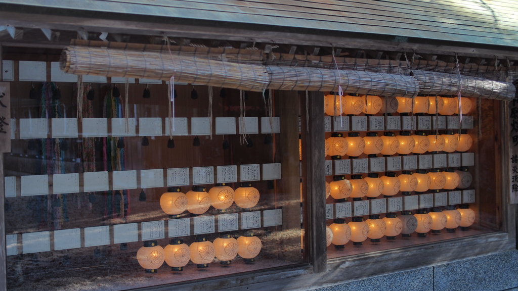 祈りを照らす小さな灯