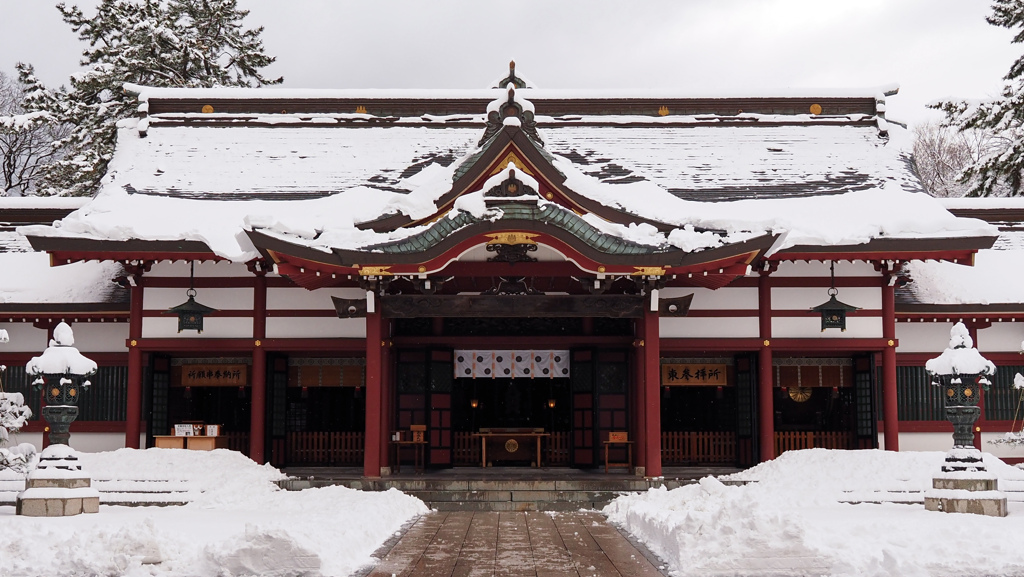 雪に包まれた本殿への道