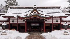 雪に包まれた本殿への道