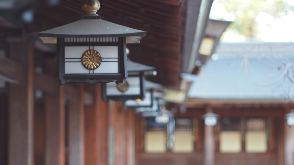 社殿へ続く灯の道