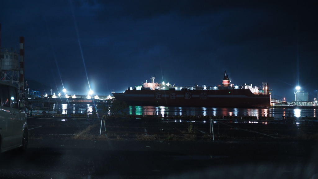 停泊する影と光の線