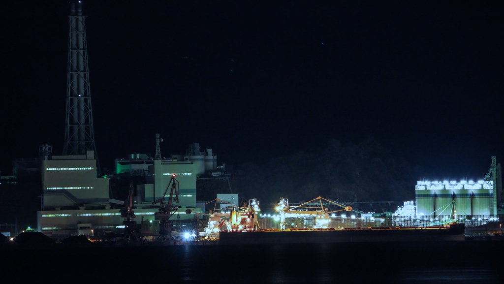 対岸四キロの光