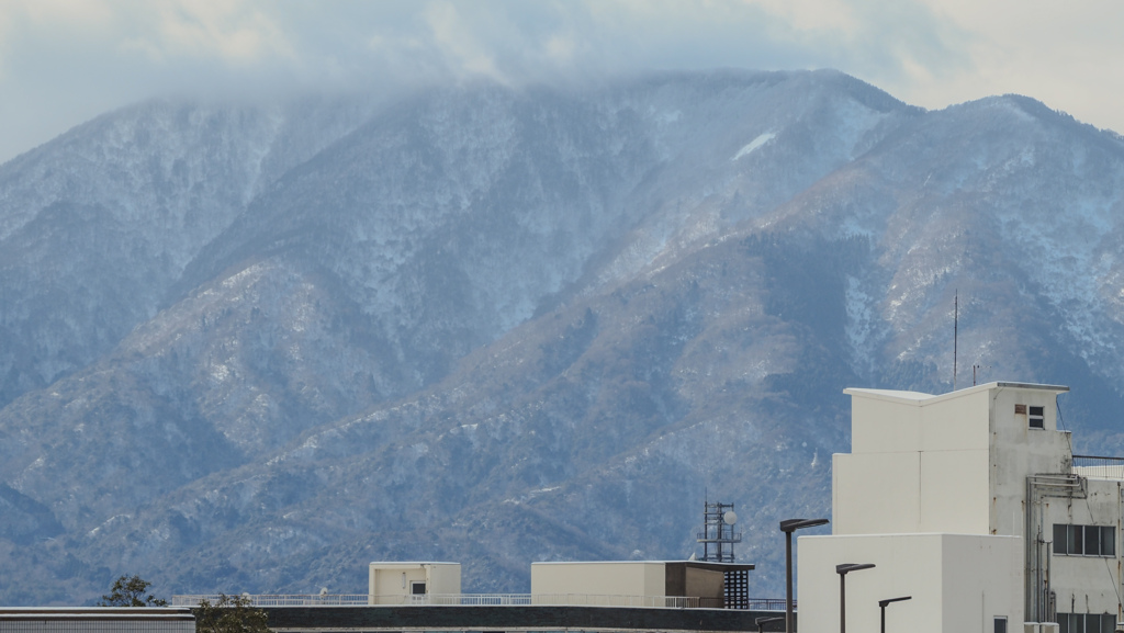 冬山が見下ろす日常