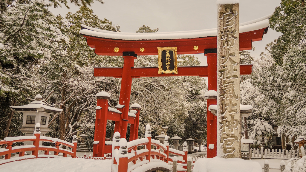 雪化粧に包まれた静寂の氣比神宮