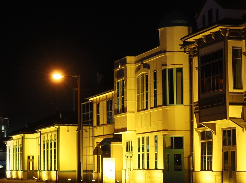 灯りに染まる古い街角②