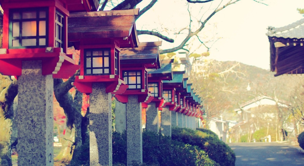 朱灯籠のやさしい道