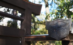 跳ね兎が見守る門