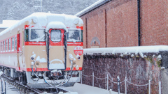 雪原にたたずむ一両列車
