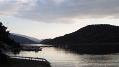 山影とボートの休息