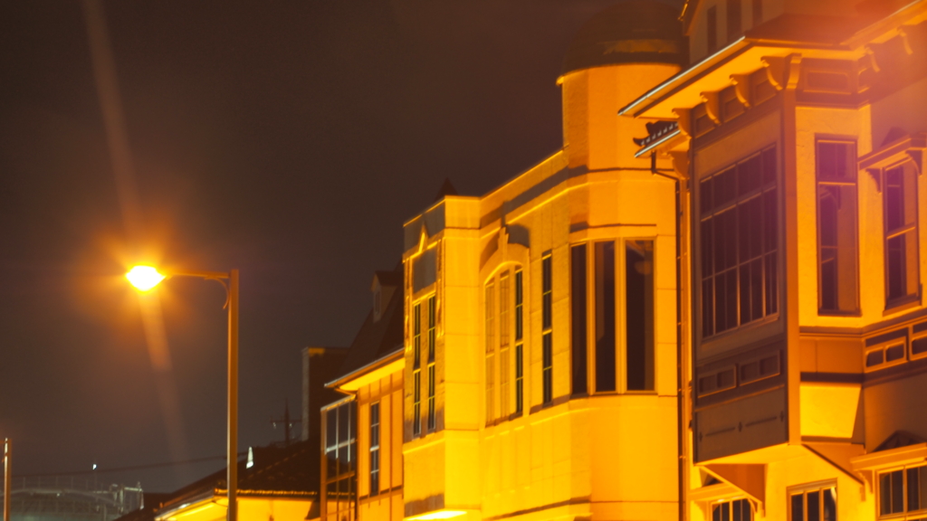 灯りに染まる古い街角