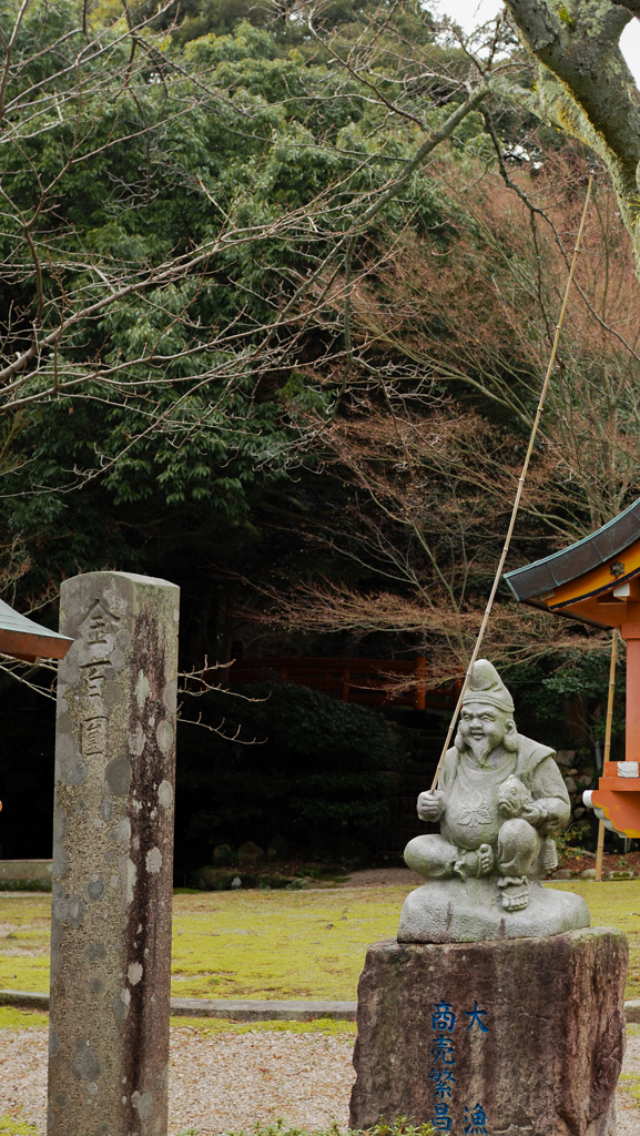 静寂の社に佇む恵比寿さま