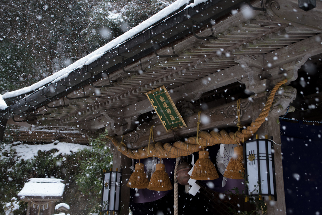 雪の中、火の神様