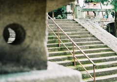 石灯篭の満月と三日月 