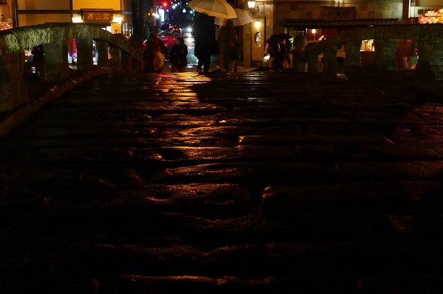 雨の石畳