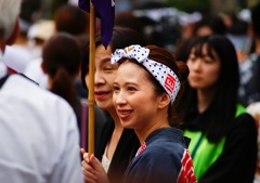 みちしるべ（旗持）の女性