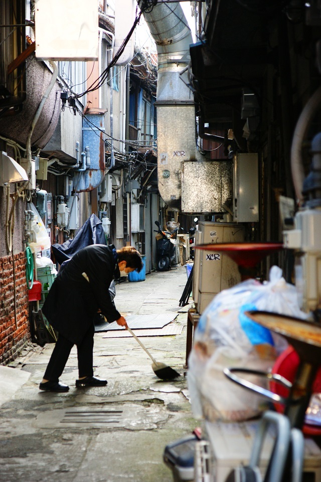 路地裏の大掃除 