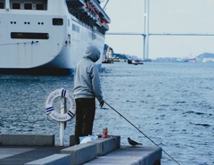 寄港地の釣り人