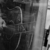 ガラスの中のギタリスト