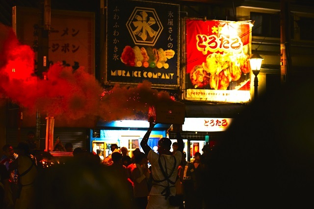 精霊流し 爆竹男