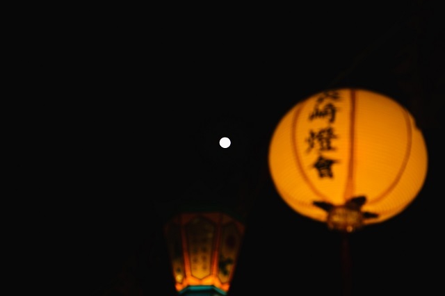 月明かりに照らされて 