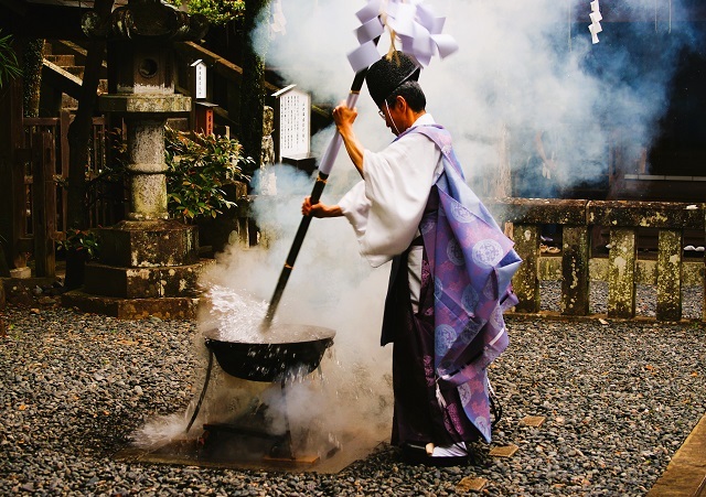 湯立神事（２）湯鉾によるお祓い