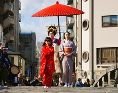 眼鏡橋を渡る花魁