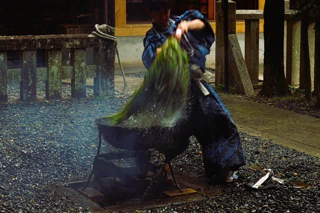 湯立神事(2) 湯笹と神職