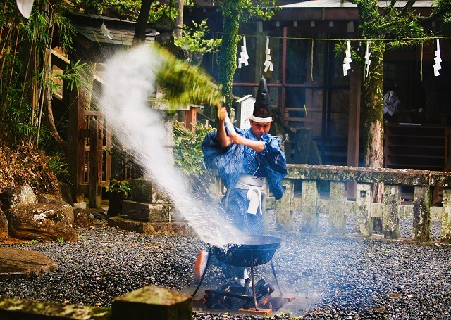 湯立神事（３）湯笹で釜の熱湯を掻き出す神事