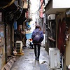 横丁を通る