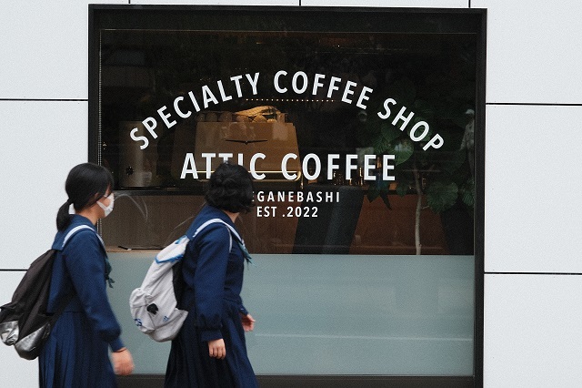 高校生とコーヒーショップ 