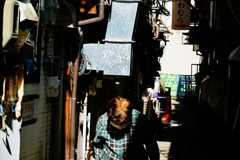 路地で挨拶