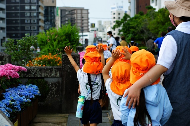 万歳ゴールする園児