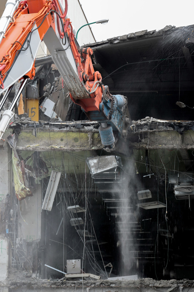 造るために壊す