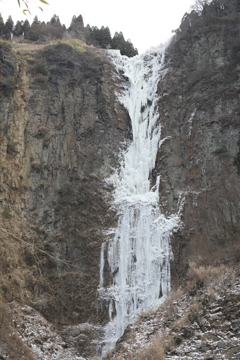 凍てつく滝