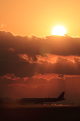  夕空と雲と飛行機