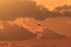 夕空と雲と飛行機