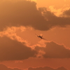 夕空と雲と飛行機