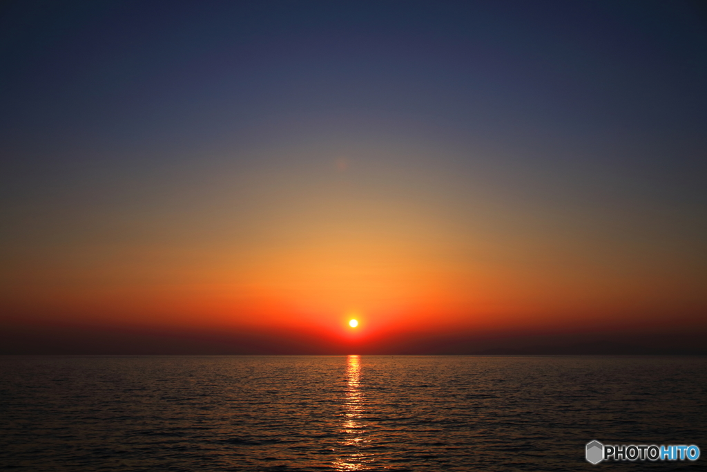 水平線に沈む夕日