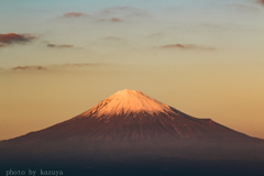 夕日に照らされる富士山