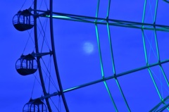 観覧車と月