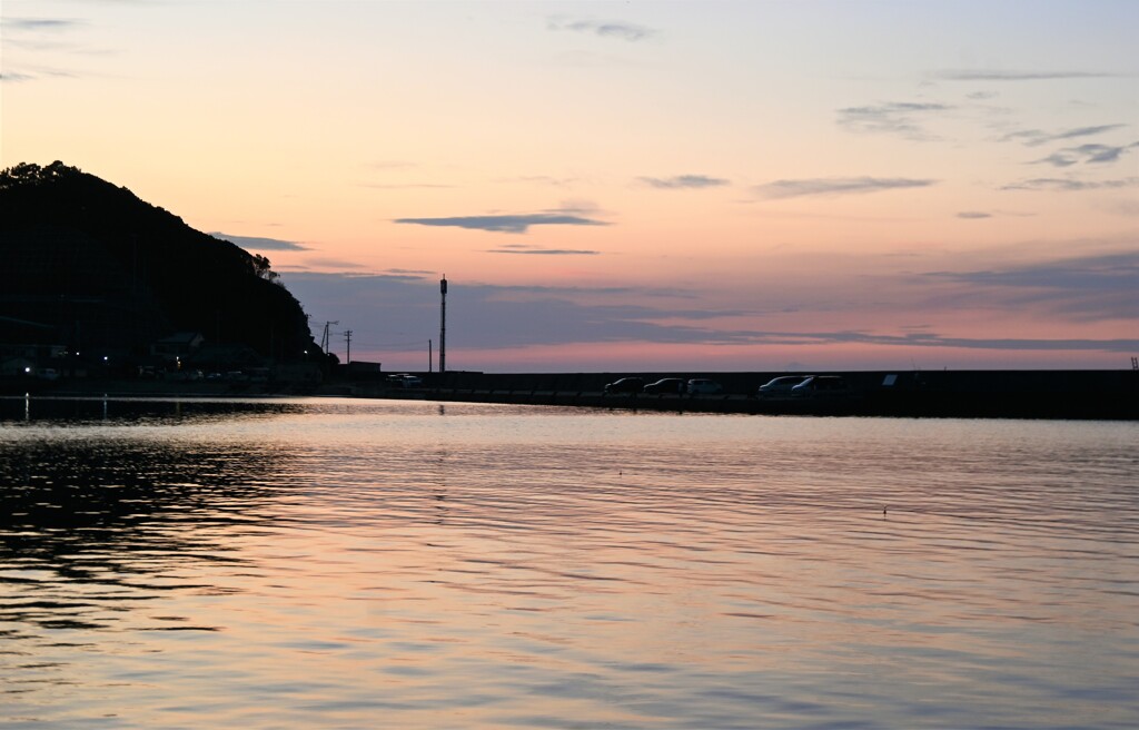 夕日に染まる漁港