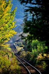 山中の秋朝の駅