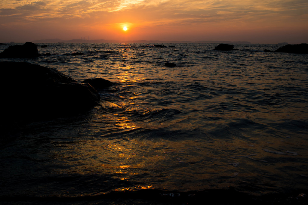 低めに夕陽を捉えて