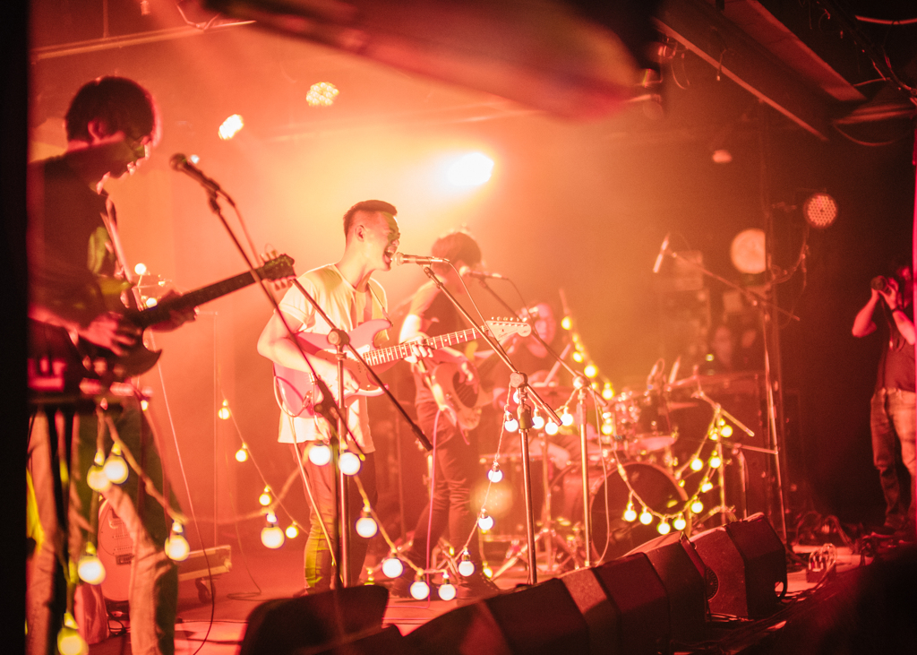 空気が揺れている