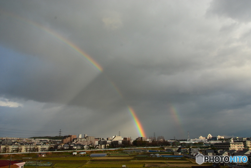 虹に架かる雲の影